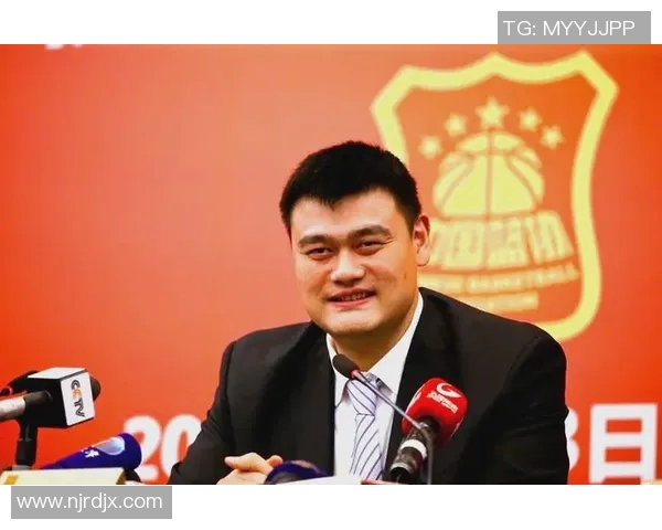 姚明高大威猛球场传奇赞美其无畏精神与卓越成就的对联创作