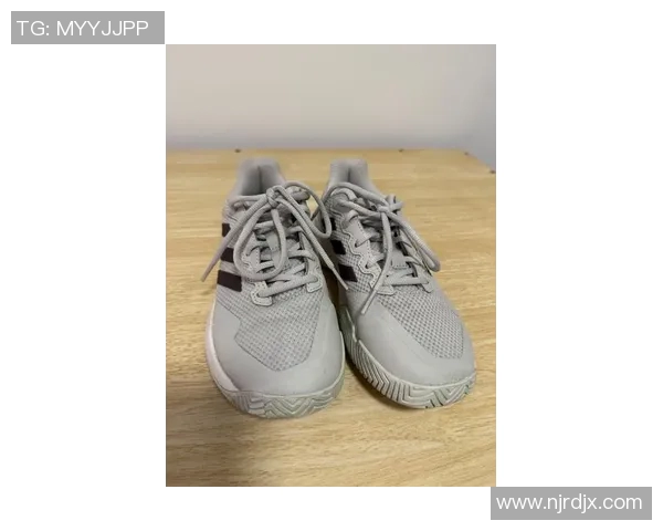 网球装备选购指南：精选舒适时尚球衣推荐助你提升比赛表现